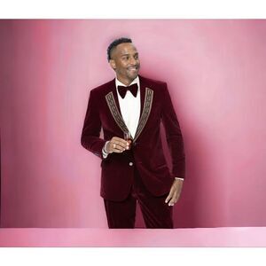 MEN'S WINE 2 PIECE VELVET FASHION SUIT WITH SEQUINE DESIGN LAPEL. JP 110.